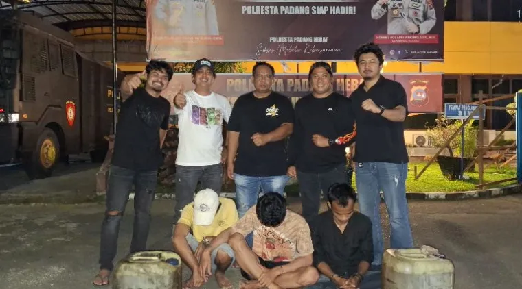 Teks Foto : Tim Klewang Polresta Padang Tangkap Tiga Pelaku Pencurian BBM di Lubuk Kilangan, Senin (20/10/2025). IST