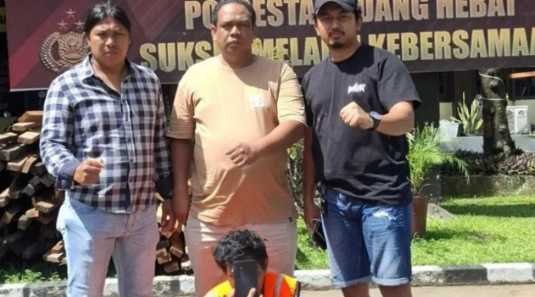 Teks Foto : Tim Klewang Tangkap Buruh Harian di Padang yang Bobol Rumah Warga, Selasa (21/10/2025). IST