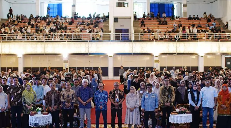 Teks Foto : UNAND Salurkan 1.611 Beasiswa Untuk Mahasiswa Angkatan 2025, Rabu (29/10/2025). IST