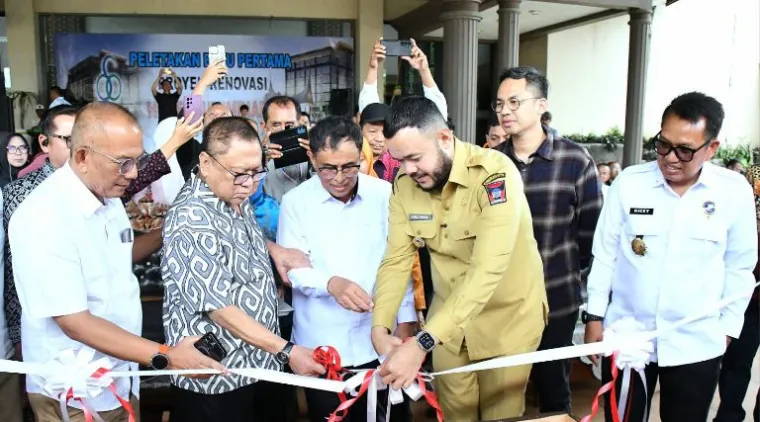 Teks Foto : Peletakan batu pertamadan pemotongan pita yang dipimpin langsung oleh Wali Kota Padang, Fadly Amran, Senin (20/10/2025). IST