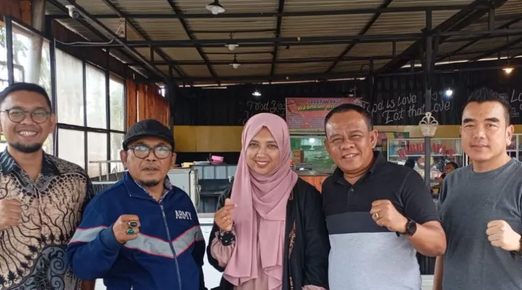 Teks Foto : Yuliza Zen, bersama Presiden IMA Chapter Padang dan jajaran pengurus usai menerima penghargaan Asia's Top Outstanding Young Marketer 2025, Kamis (23/10/2025). IST