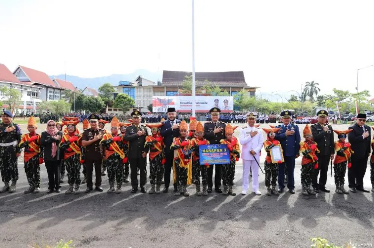 Teks Foto : Foto bersama.