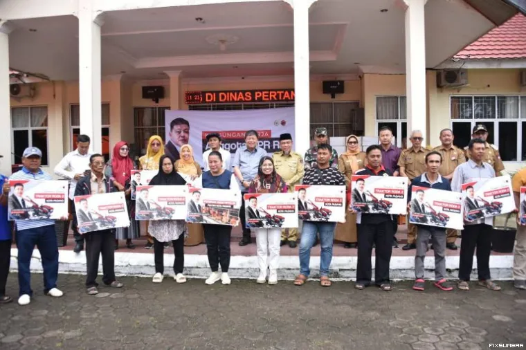 Foto Bersama usai menerima bantuan Alsintan. IST