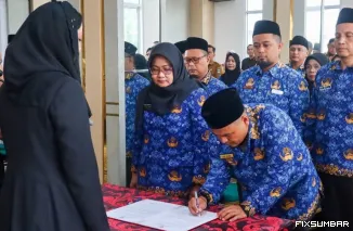 Teks Foto : Bupati Dharmasraya Annisa Suci Ramadhani melantik 35 Pejabat Administrator dan Pengawas, Selasa (7/10/2025). IST