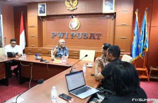 Teks Foto : Jajaran pengurus AMSI Pusat melakukan kunjungan ke Kantor PWI Pusat, Jumat (17/10/2025).  IST