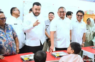 Teks Foto : Wali Kota Padang,Fadly Amran, mendampingi Wakil Ketua Komisi VI DPR RI Andre Rosiade, meninjauDapur MBGSurau Gadang Nanggalo, di SDN 5danSDN 13 Surau Gadang, Kecamatan Nanggalo, Jumat (10/10/2025). IST