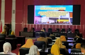 Teks Foto : Wakil Walikota membuka kegiatan Ujian Dinas dan Ujian Penyesuaian Kenaikan Pangkat di Balai Kota Padang, Senin (13/10/2025). IST