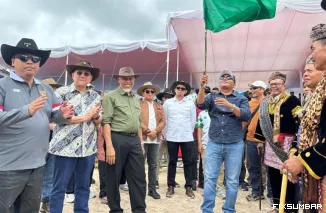 Teks Foto : Pembukaan Kejuaraan Pacu Kuda Alek Anak Nagari Pabasko Gubernur Cup III di Galanggang Pacuan Kuda Bancah Laweh, Kota Padang Panjang, Sabtu (26/10/2025). FARDIANTO