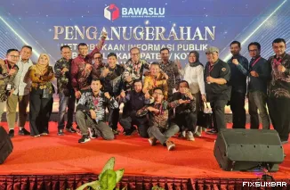 Teks Foto : Bawaslu Sumbar Buktikan Komitmen Keterbukaan Publik dengan Raihan Predikat Informatif 2025, Selasa (28/10/2025). IST