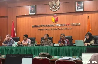 Teks Foto : Bawaslu Sumbar menggelar rapat internal bertema Evaluasi Kinerja dan Pelaporan Program Bawaslu pada Kamis, (23/10/2025). IST