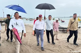 Teks Foto : Irman Gusman melakukan kunjungan ke PPI Tiku, Jumat (24/10/2025).  FARDIANTO