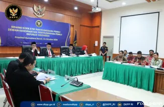 Teks Foto : DKPP Periksa Ketua KPU Tanah Datar Terkait Dugaan Rangkap Jabatan, di Bawaslu Sumbar, Jumat (24/10/2025). IST