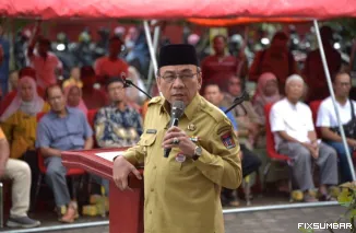 Teks Foto : Wakil Walikota Padang sambutan penyerahan bantuan Alsintan untuk kelompok tani dan KWT se-Kota Padang, Senin (20/10/2025). IST