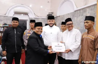 Teks Foto : Wali Kota Padang Fadly Amran Subuh Mubaraqah sekaligus menyerahkan dana operasional di Masjid Raya Balai Gadang, Kecamatan Koto Tangah, Jumat (17/10/2025). IST