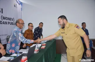 Teks Foto : Kehadiran Wali Kota Padang Fadly Amran di presentasi monev badan publik, Selasa (7/10/2025). IST