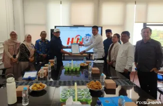 Teks Foto : Gubernur Banten Teken Surat Resmi Kesediaan Jadi Tuan Rumah HPN 2026, Jumat (17/10/2025). IST
