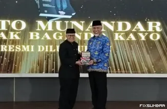 Teks Foto : Gubernur Sumbar, Mahyeldi menghadiri peluncuran dan bedah buku otobiografi H. Aristo Munandar, di Auditorium Gubernuran, Jumat (17/10/2025). IST