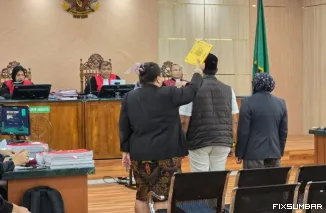 Teks Foto : Hakim mencecar Bupati Siak Afni Zulkifli saat menjadi saksi di Pengadilan Negeri Pekanbaru, Kamis (15/10/2025). IST