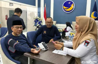 Teks Foto : Partai NasDem Padang Gelar Donor Darah dan Pemeriksaan Kesehatan Gratis peringatan HUT ke-14, Selasa (28/10/2025). IST