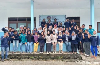 Teks Foto : Irman Gusman kunjungi SPPG di Jalan Rasuna Said, Siguhung, Kecamatan Lubuk Basung, Kabupaten Agam, Jumat (24/10/2025). FARDIANTO