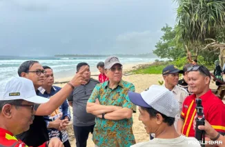 Teks Foto : Anggota DPD RI Irman Gusman didampingi Bupati Rinto Wardana Samaloisa kunjungi salah satu resort di Bosua, Sipora Selatan, Kamis (16/10/2025).  FARDIANTO