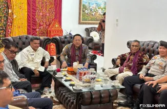 Teks Foto : Senator Irman Gusman saat ramah tamah di Rumah Dinas Bupati Agam, Kamis (23/10/2025). FARDIANTO