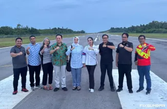 Teks Foto : Anggota DPD RI Irman Gusman bersama Bupati Rinto Wardana meninjau landasan pacu Bandara Rokot Sipora Airport, Kamis (16/10/2025).  FARDIANTO
