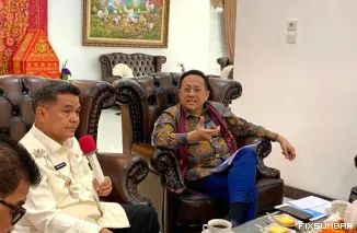 Teks Foto : Kunjungan Irman Gusman ke Rumah Dinas Bupati Agam, Benni Warlis, Kamis (23/10/2025). FARDIANTO