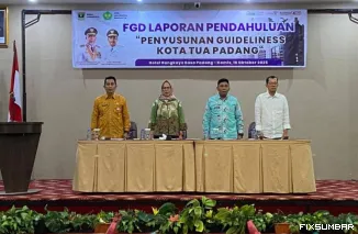 Teks Foto : FGD laporan pendahuluan penyusunan Guidelines atau pedoman penataan kawasan Kota Tua Padang, Kamis (16/10/2025). IST