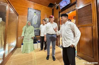 Teks Foto : Kunjungan Irman Gusman di Museum Rumah Kelahiran Buya Hamka di Jorong Batung Panjang, Nagari Sungai Batang, Kecamatan Tanjung Raya, Kabupaten Agam, Jumat (24/10/2025). FARDIANTO