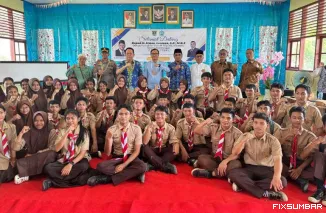 Teks Foto : Anggota DPD RI Irman Gusman melakukan kunjungan kerja ke SMAN 2 Sipora, Jumat (17/10/2025). FARDIANTO