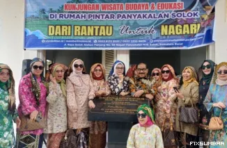 Teks Foto : M. Shadiq Pasadigoe, kunjungan ke Wisata Budaya dan Edukasi di Rumah Pintar Panyakalan, Kabupaten Solok, Minggu (19/10/2025). IST