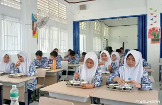 Teks Foto : siswa SMP Negeri 13, Kecamatan Koto Tangah, kebagian Makan Bergizi Gratis (MBG) dari pemerintah, Rabu (1/10/2025). IST
