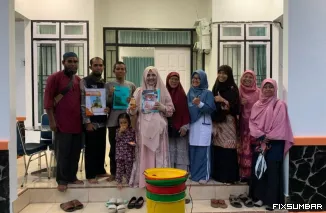 Teks Foto : Nevi Zuairina saat serahkan bantuan tong sampah ke Jejaring DPD PKS, baru-baru ini. IST