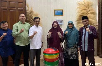 Teks Foto : Nevi Zuairina melakukan pertemuan dengan tujuh DPTD)  PKS kabupaten/kota di wilayah Sumbar II, baru-baru ini. IST