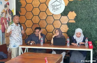 Teks Foto : Kepala Perwakilan Ombudsman Sumbar, Adel Wahidi memaparkan kinerja 13 tahun Ombudsman Sumbar, Jumat (10/10/2025). FARDIANTO