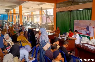 Teks Foto : Nevi Zuairina Fasilitasi Bantuan Sosial di Pasar Payakumbuh. IST