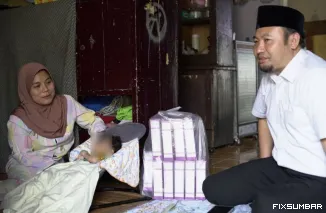 Teks Foto : Rahmat Saleh mengunjungi rumah Adik Atta, anak dari Bunda Murni, di kawasan Sawahan, Kota Padang, Senin (20/10/2025). IST
