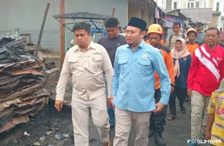 Teks Foto : Anggota Komisi IV DPR RI Fraksi PKS, Rahmat Saleh, turun langsung ke lokasi kebakaran di kawasan Pemancungan, Padang Selatan, Kota Padang, Minggu (12/10/2025).  IST