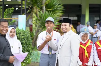 Teks Foto : Anggota Komisi IV DPR RI Rahmat Saleh bertindak sebagai inspektur upacara di SMA Negeri 9 Padang, Senin (20/10/2025). IST