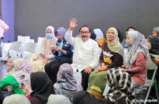 Teks Foto : Romantisme M. Shadiq Pasadigoe Bersama Guru Tanah Datar di Ajang TPN XII/2025. IST