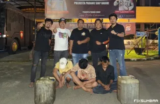 Teks Foto : Tim Klewang Polresta Padang Tangkap Tiga Pelaku Pencurian BBM di Lubuk Kilangan, Senin (20/10/2025). IST