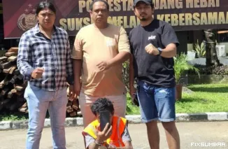 Teks Foto : Tim Klewang Tangkap Buruh Harian di Padang yang Bobol Rumah Warga, Selasa (21/10/2025). IST