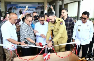 Teks Foto : Peletakan batu pertamadan pemotongan pita yang dipimpin langsung oleh Wali Kota Padang, Fadly Amran, Senin (20/10/2025). IST
