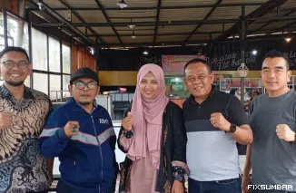 Teks Foto : Yuliza Zen, bersama Presiden IMA Chapter Padang dan jajaran pengurus usai menerima penghargaan Asia's Top Outstanding Young Marketer 2025, Kamis (23/10/2025). IST