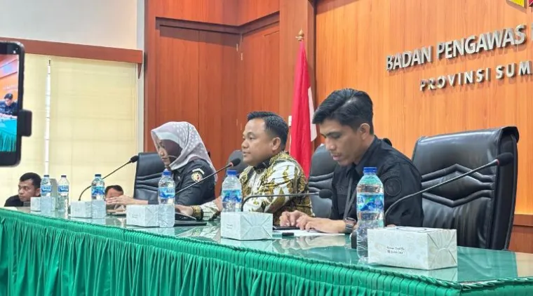 Teks Foto : Bawaslu Sumbar mengadakan kegiatan Penguatan Kelembagaan terkait pengelolaan kehumasan Bawaslu se-Sumbar, Selasa (4/11/2025), di ruang sidang Bawaslu Sumbar. IST