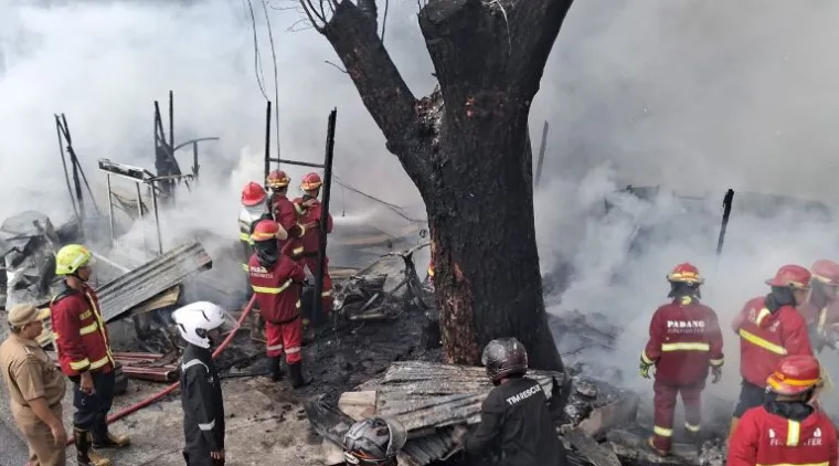 Teks Foto : Sebuah kebakaran hebat melanda tiga petak bangunan semi permanen di Jalan Banjir Kanal, kawasan Parak Kopi, Kelurahan Alai Parak Kopi, Padang Utara, pada Selasa (4/11/2025) sore. IST
