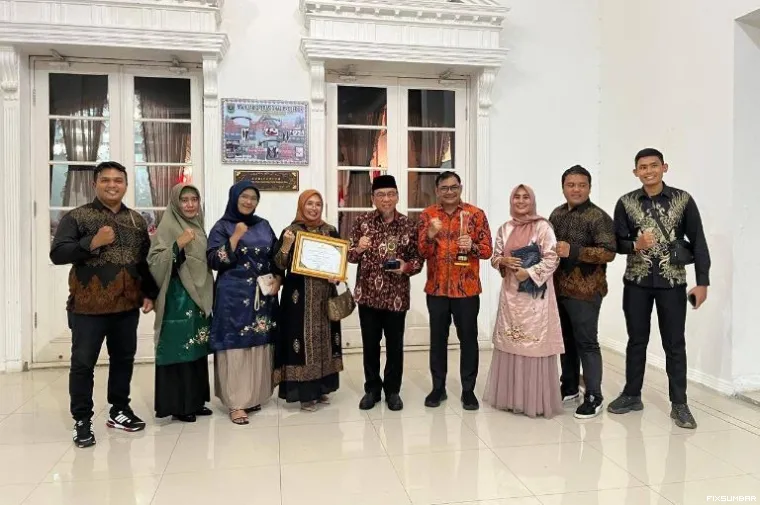 Teks Foto : Wawako Padang berfoto bersama jajaran Diskominfo Padang. IST
