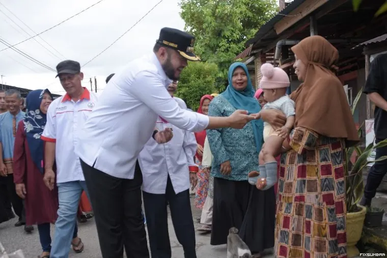 Fadly Amran berbincang dengan masyarakat. 