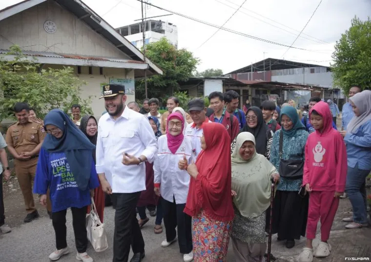 Fadly Amran menyusuri jalan bersama masyarakat. 